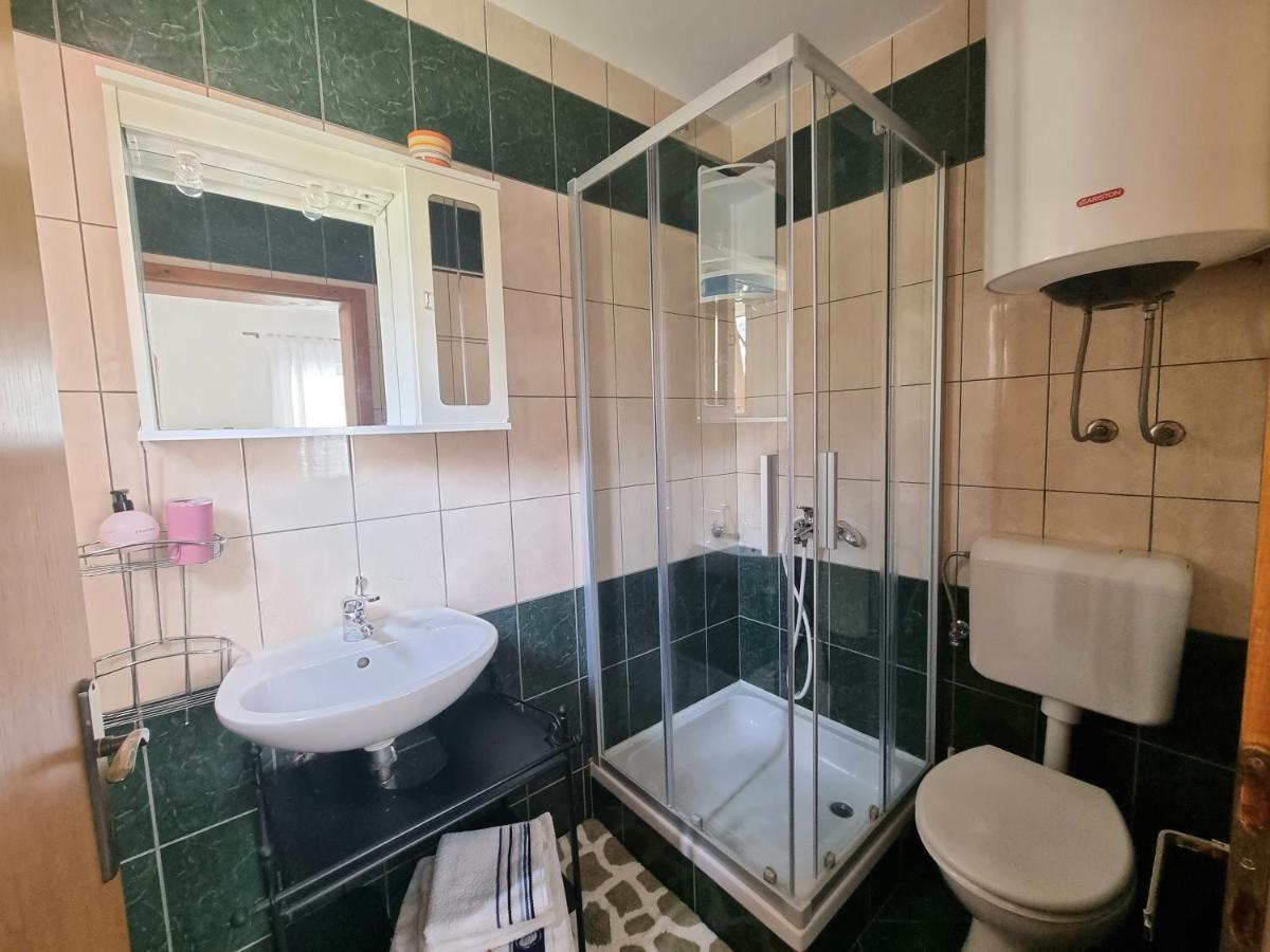 1 Apartment *